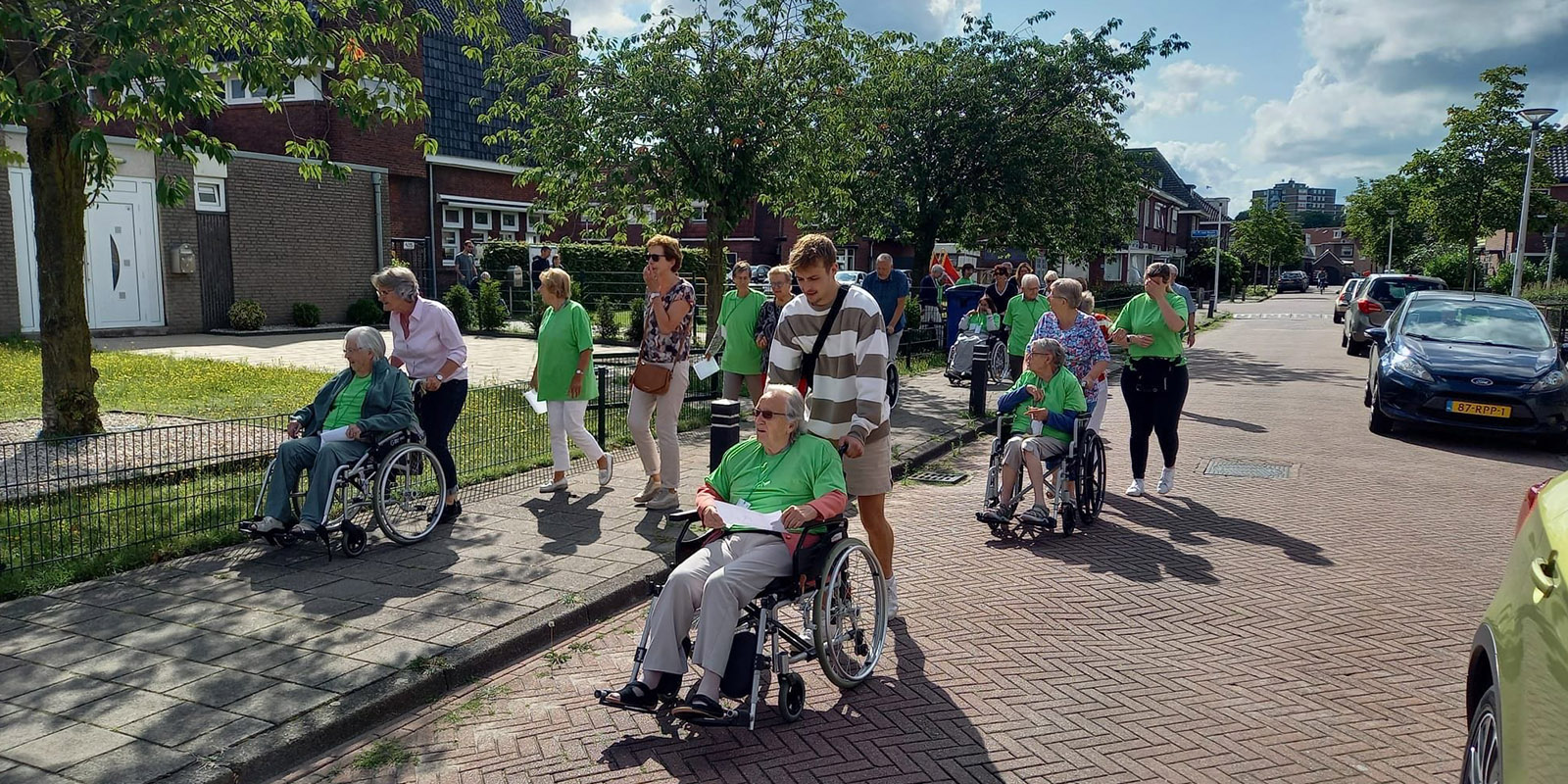 De bewoners van Het Stevenfennehuis lopen hun eigen Vierdaagse door Enschede. De slotetappe is 450 meter: precies een rondje rond de woonzorglocatie voor mensen met dementie.