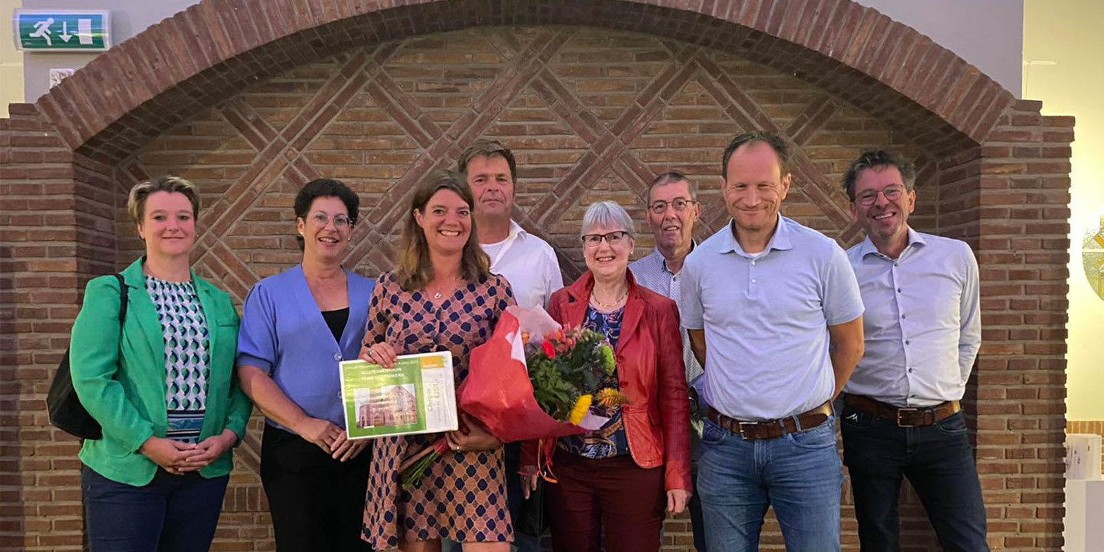 Team Oosterkerkhuis neemt de Erfgoedprijs van de gemeente Aalten in ontvangst. De kerk in Aalten is gerestaureerd met als herbestemming een woonzorglocatie voor mensen met dementie van Dagelijks Leven.