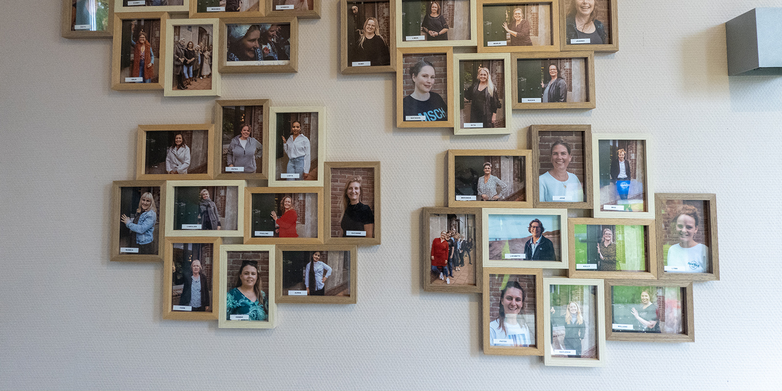 Foto van de muur met foto's van het team van de medewerkers van Het Houwinghuis, kleinschalige dementiezorg in Den Helder.