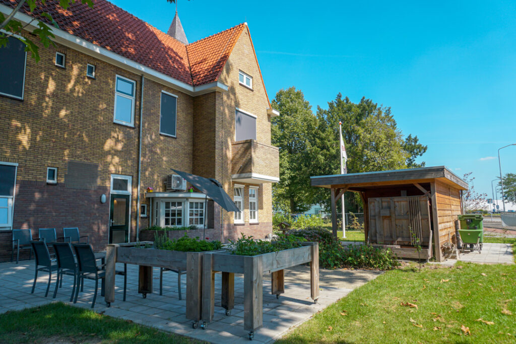 Een foto van de tuin van Het Langenlindenhuis van Dagelijks Leven waar mensen met dementie kleinschalig en betaalbaar wonen in een particuliere zorginstelling