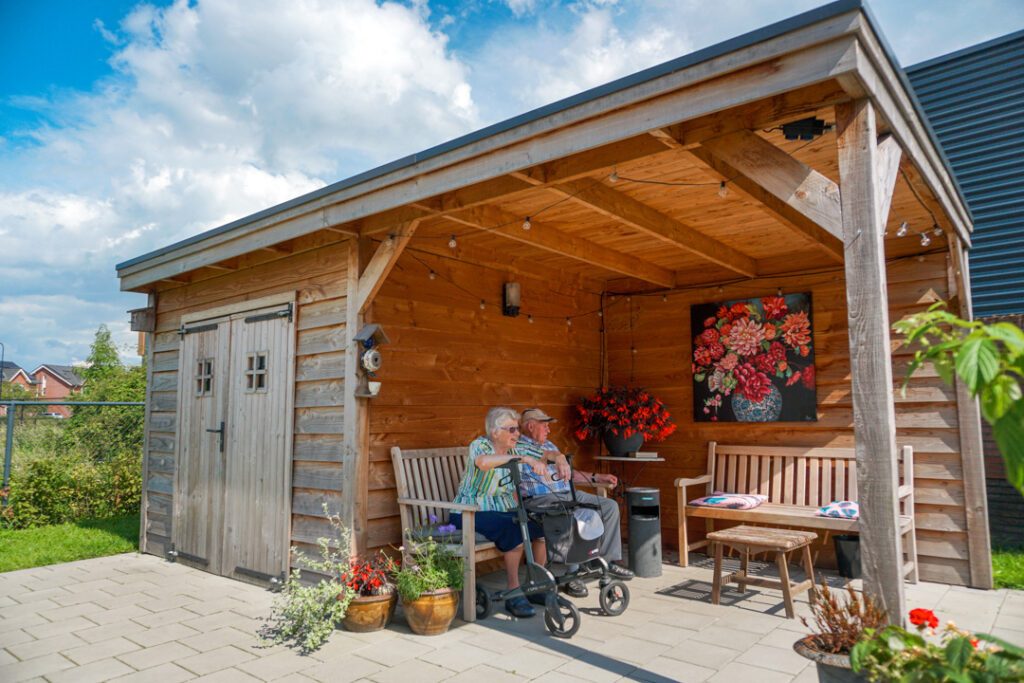 Een foto van de tuin van Het Rijssenbeekhuis van Dagelijks Leven waar mensen met dementie kleinschalig en betaalbaar wonen in een particuliere zorginstelling