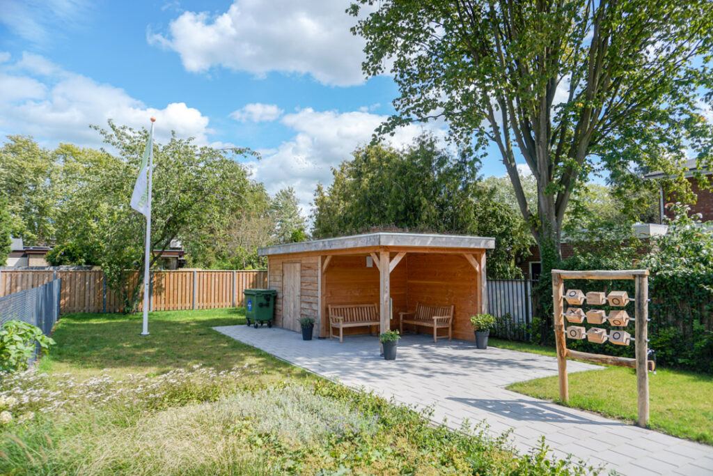 Een foto van de tuin van Het Stalkaarsenhuis van Dagelijks Leven waar mensen met dementie kleinschalig en betaalbaar wonen in een particuliere zorginstelling