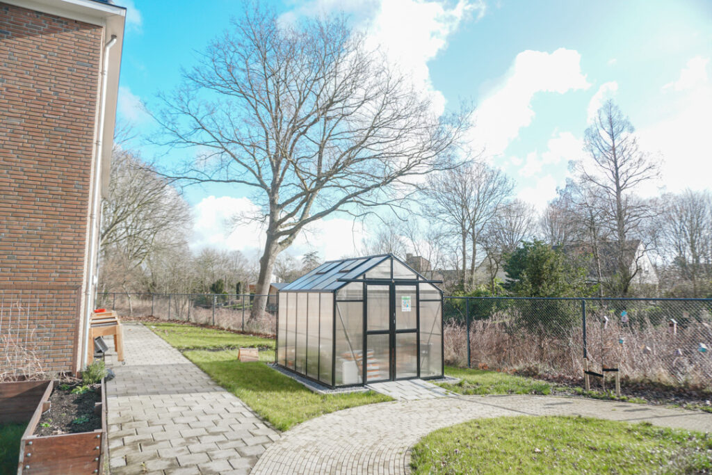 Een foto van de tuin van Het Icarushuis van Dagelijks Leven waar mensen met dementie kleinschalig en betaalbaar wonen in een particuliere zorginstelling