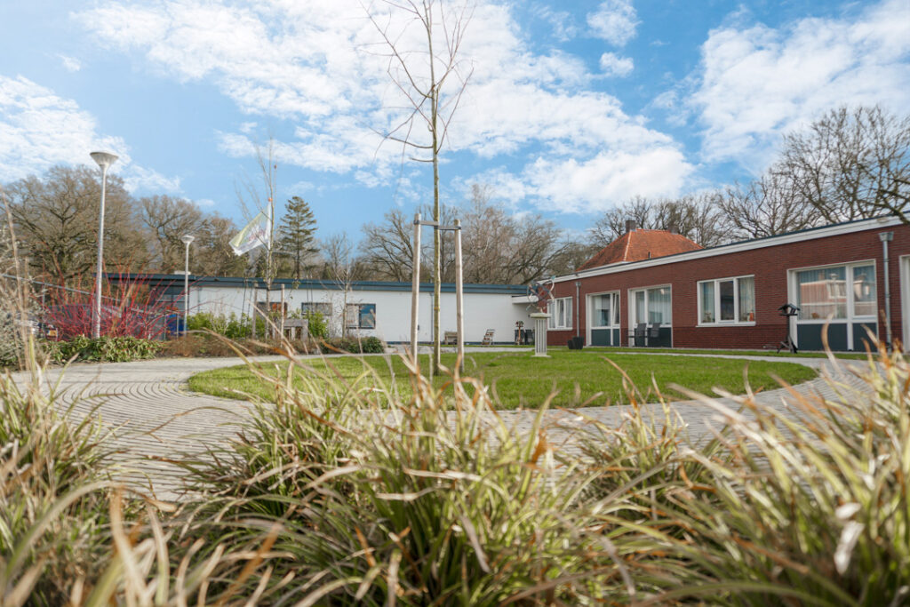Een foto van de tuin van Het Vandermolenhuis van Dagelijks Leven waar mensen met dementie kleinschalig en betaalbaar wonen in een particuliere zorginstelling