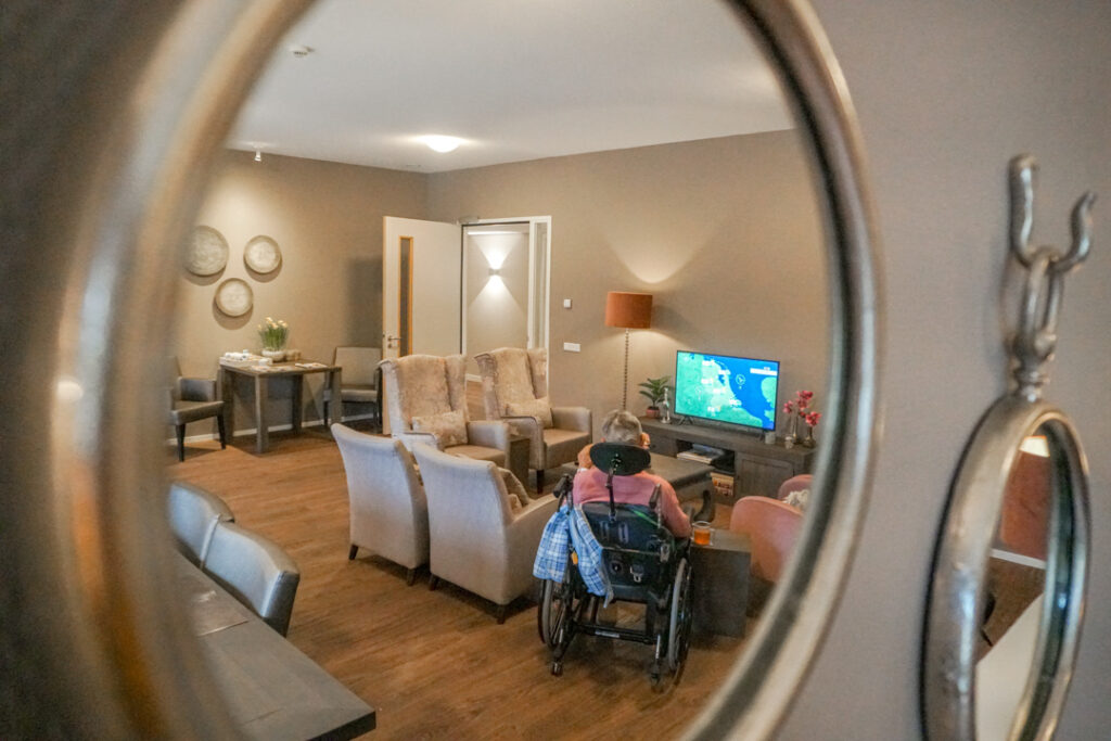 Een foto van de gezellige en knusse inrichting van Het Vandermolenhuis waar mensen met dementie kleinschalig wonen, anders dan in een verzorgingshuis