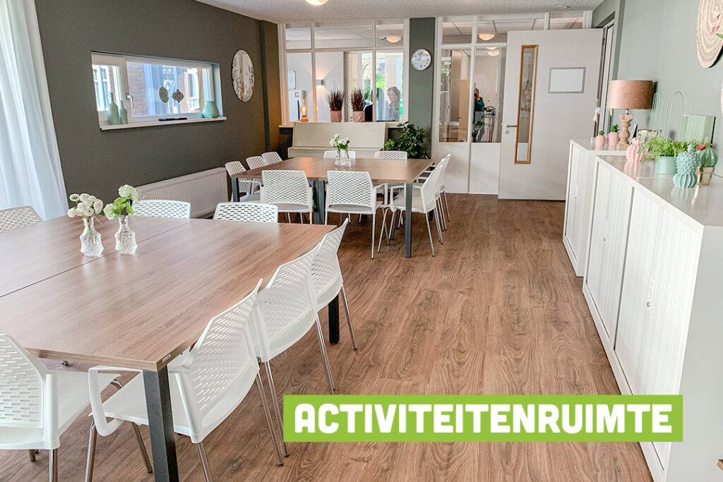 Een foto van de gezellige en knusse inrichting van Het Rijnhuis waar mensen met dementie kleinschalig wonen, anders dan in een verzorgingshuis