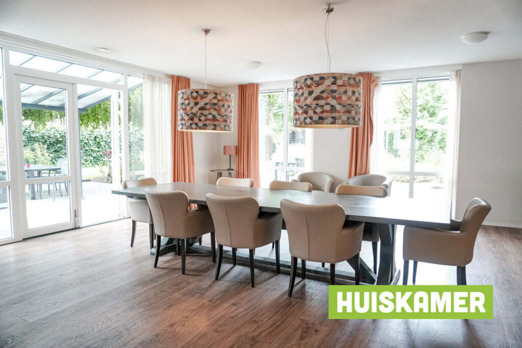 Een foto van de gezellige en knusse inrichting van Het Beatrixhuis waar mensen met dementie kleinschalig wonen, anders dan in een verzorgingshuis