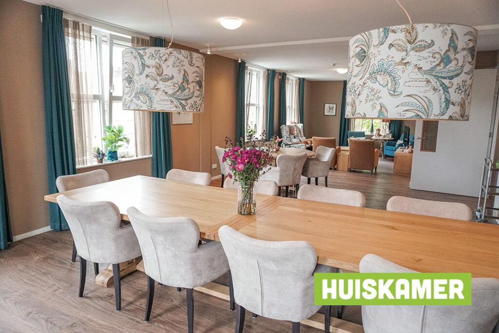 Een foto van de gezellige en knusse inrichting van Het Vlisthuis waar mensen met dementie kleinschalig wonen, anders dan in een verzorgingshuis
