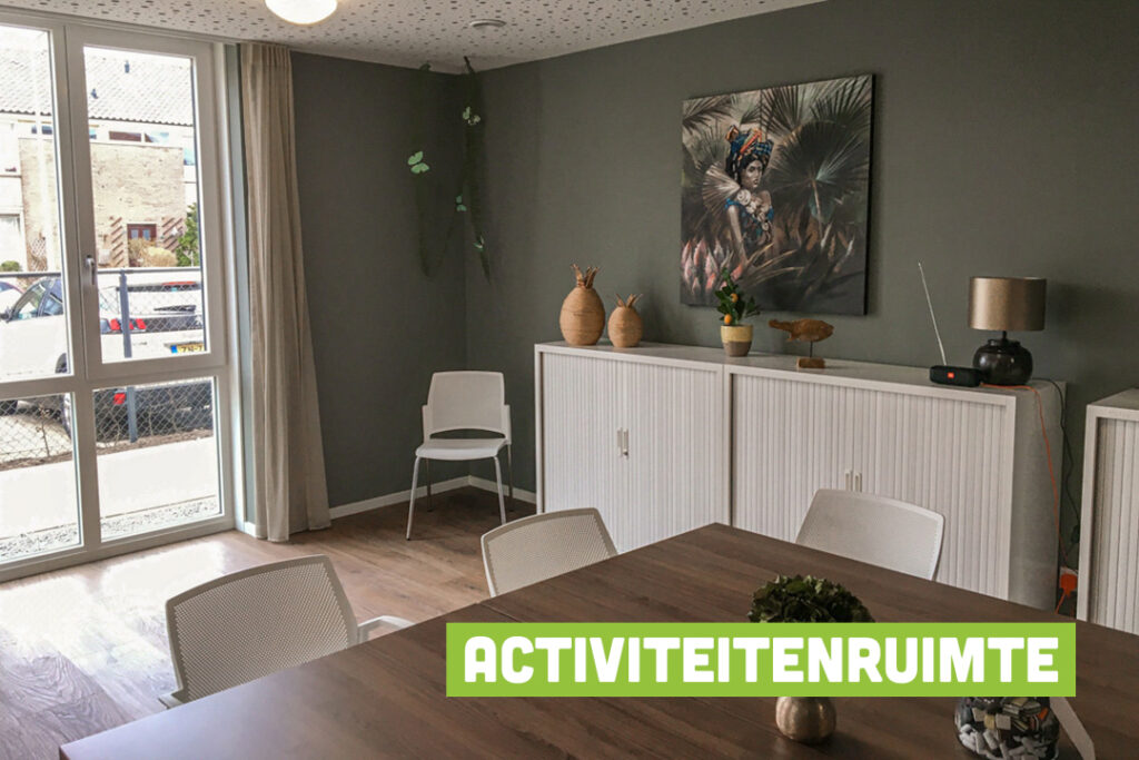 Een foto van de gezellige en knusse inrichting van Het Vlisthuis waar mensen met dementie kleinschalig wonen, anders dan in een verzorgingshuis
