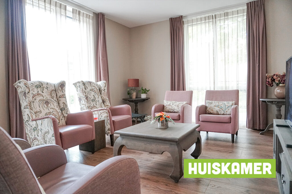 Een foto van de gezellige en knusse inrichting van Het Vlisthuis waar mensen met dementie kleinschalig wonen, anders dan in een verzorgingshuis