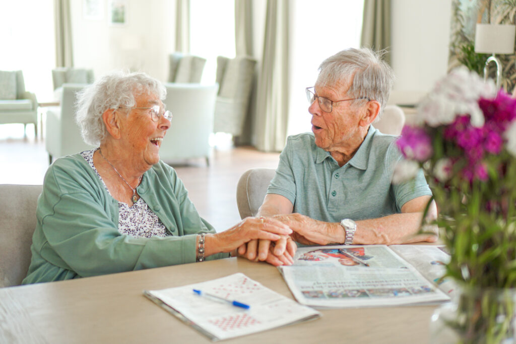 Een bewoonster met alzheimer en haar man met vasculaire dementie wonen samen als echtpaar in het verzorgingshuis van Dagelijks Leven. Ze houden elkaars handen vast en lachen