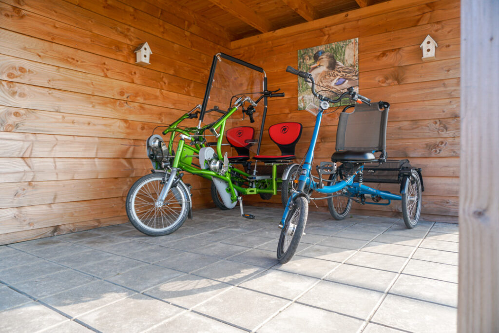 Een foto van twee fietsen bij Het Beekdalhuis van Dagelijks Leven waar mensen met dementie kleinschalig en betaalbaar wonen in een particuliere zorginstelling