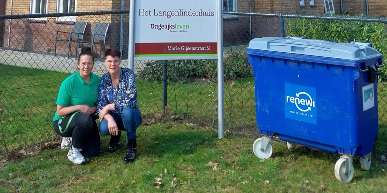 Locatiemanager Hendrika en verzorgende IG Nancy bij de container voor incontinentiemateriaal op de parkeerplaats van Het Langenlindenhuis in Boxtel.