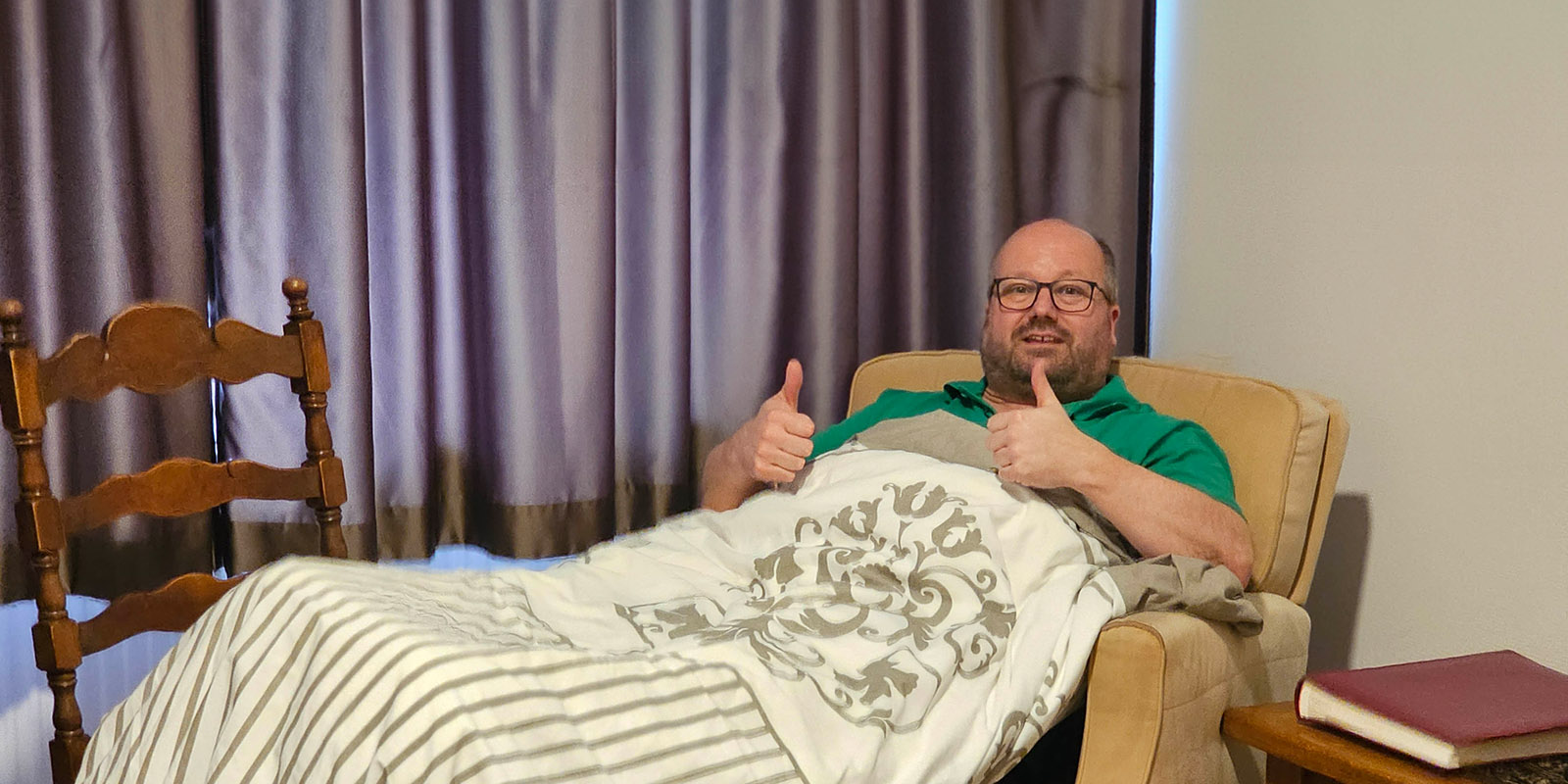 Belevingsgerichte zorg: Pieter ligt op de stoel in de studio van een bewoner met dementie, die niet alleen durft te slapen.