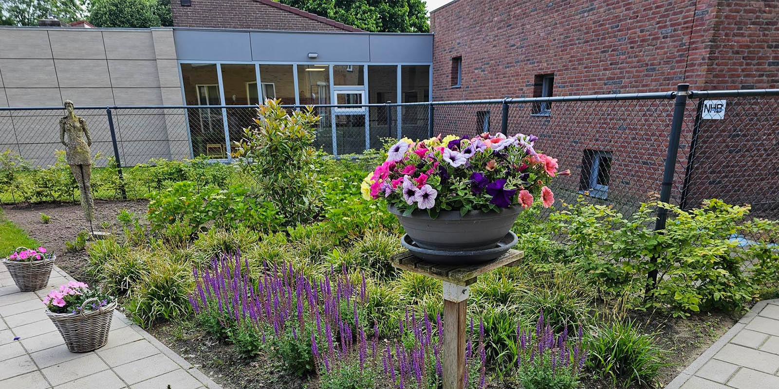 De tuin van de kleinschalige woonzorglocatie voor mensen met dementie in Deurne, waar het team samen met vrijwilligers en verwanten samenwerken als een mooie symfonie, vertelt de verzorgende IG.