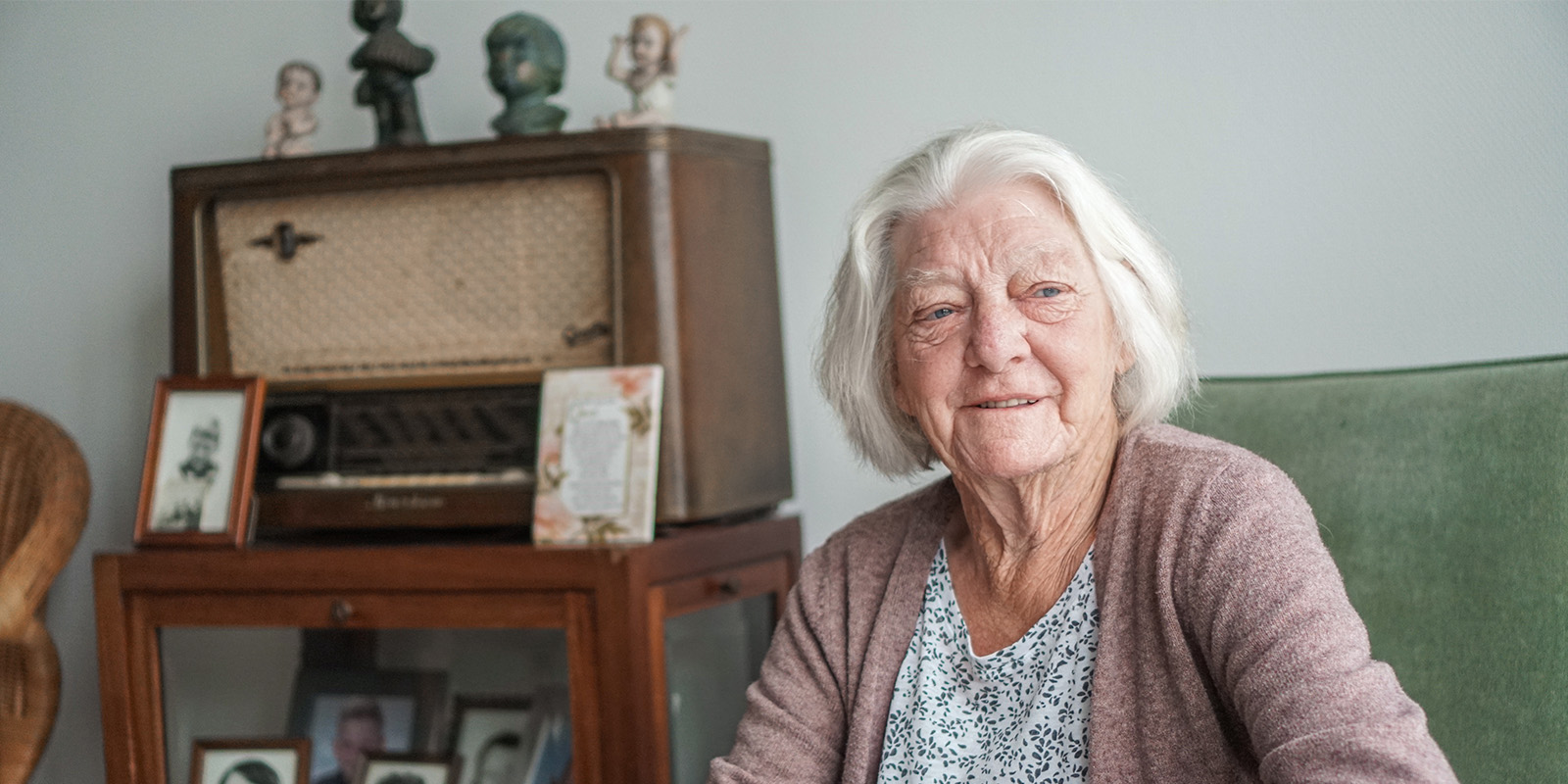 Bewoonster van Het Buitenvestehuis, de kleinschalige woonzorglocatie voor mensen met dementie van Dagelijks Leven in Steenbergen, in haar studio.