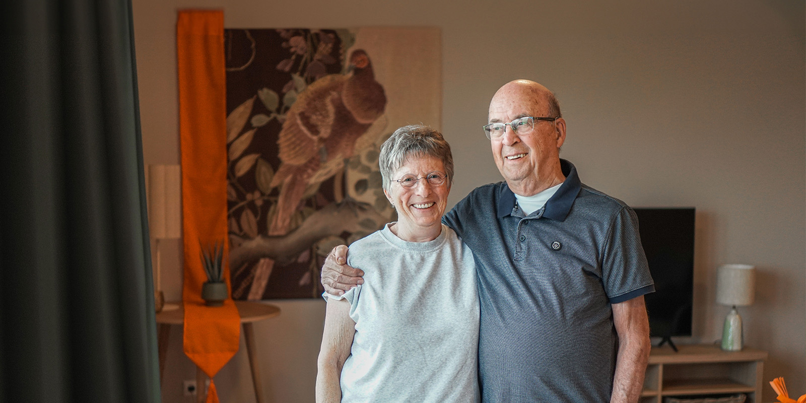 De eerste bewoner van Het Buitenvestehuis, de kleinschalige woonzorglocatie voor mensen met dementie van Dagelijks Leven in Steenbergen, samen met zijn vrouw.