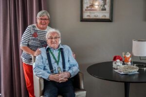 Bewoner van Het Warandehuis, samen met zijn dochter in de huiskamer van de kleinschalige woonzorglocatie voor mensen met dementie in Bergen op Zoom. 