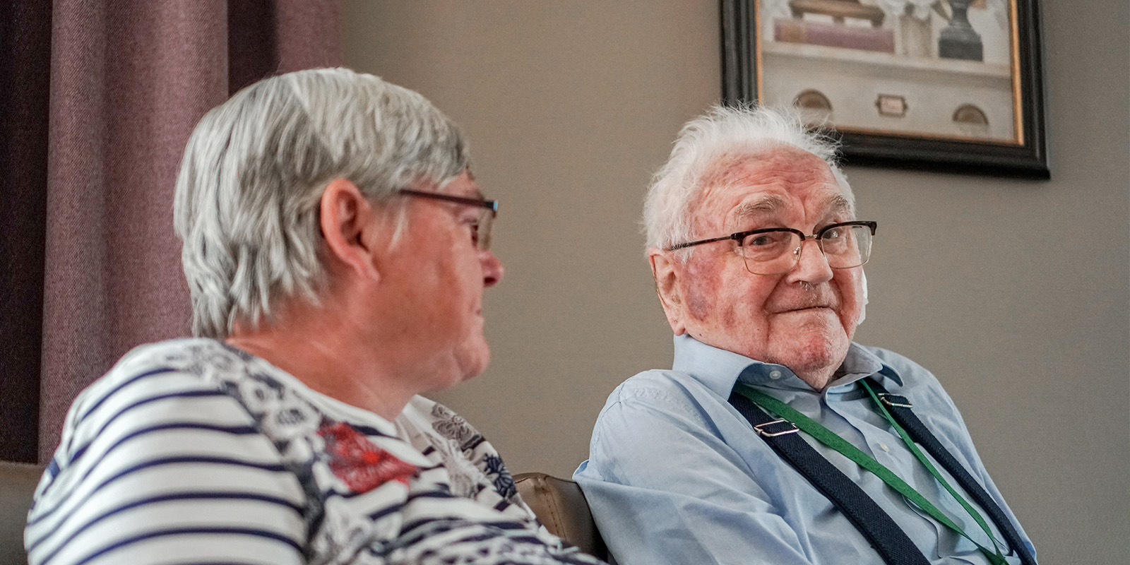 Een bewoner van Het Warandehuis samen met zijn dochter in de huiskamer van de kleinschalige woonzorglocatie voor mensen met dementie in Bergen op Zoom.