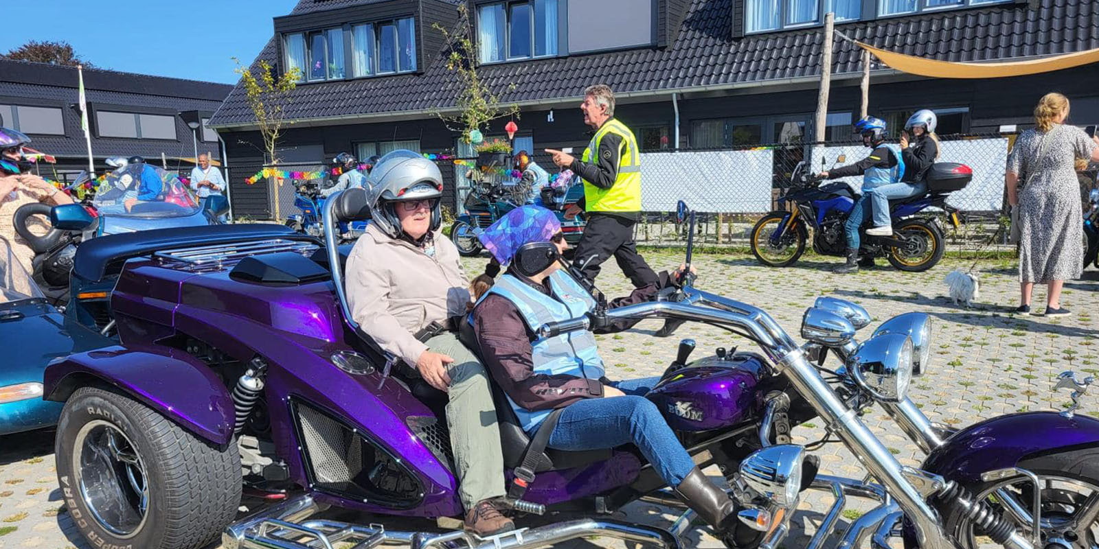 De bewoners stapten de motor op tijdens Het Eindzomerfeest van Het Huygenwaerthuis en Het Middelwechhuis, de twee kleinschalige woonvormen voor mensen met dementie in Heerhugowaard.