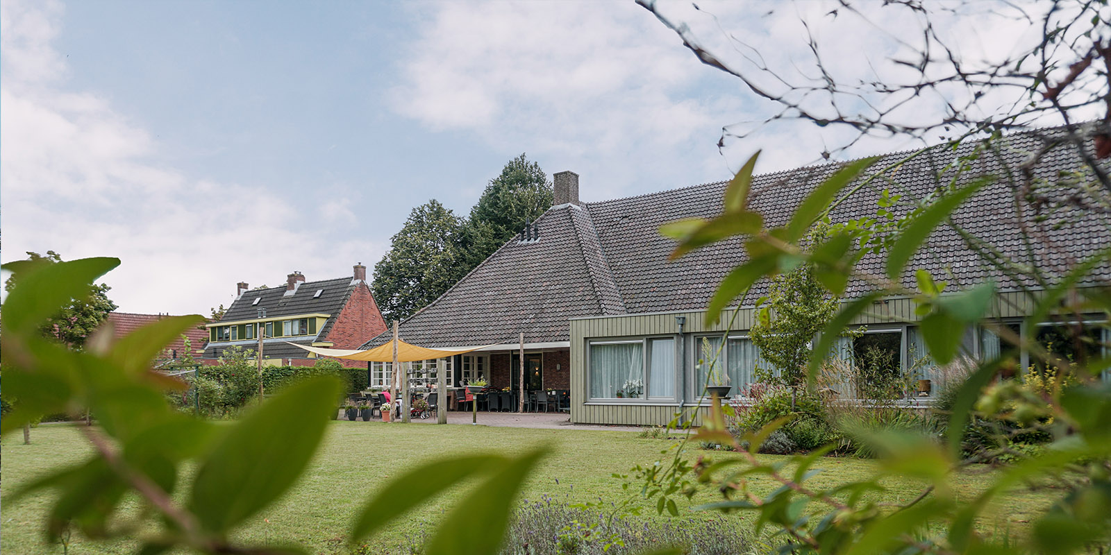 besties Thea en Antje zorgen voor heel wat leven in de brouwerij in Het WIlderinkhuis, onze kleinschalige woonzorglocatie voor mensen met dementie in Hengelo.