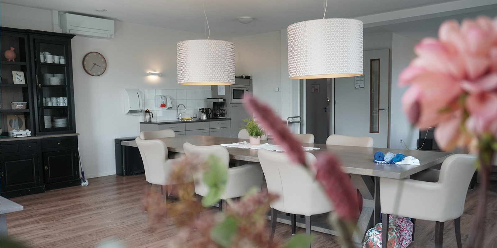 Foto van de huiskamer van een kleinschalige woonzorglocatie voor mensen met dementie van Dagelijks Leven. Ter illustratie bij een blog over de eerste werkdag van een verpleegkundige