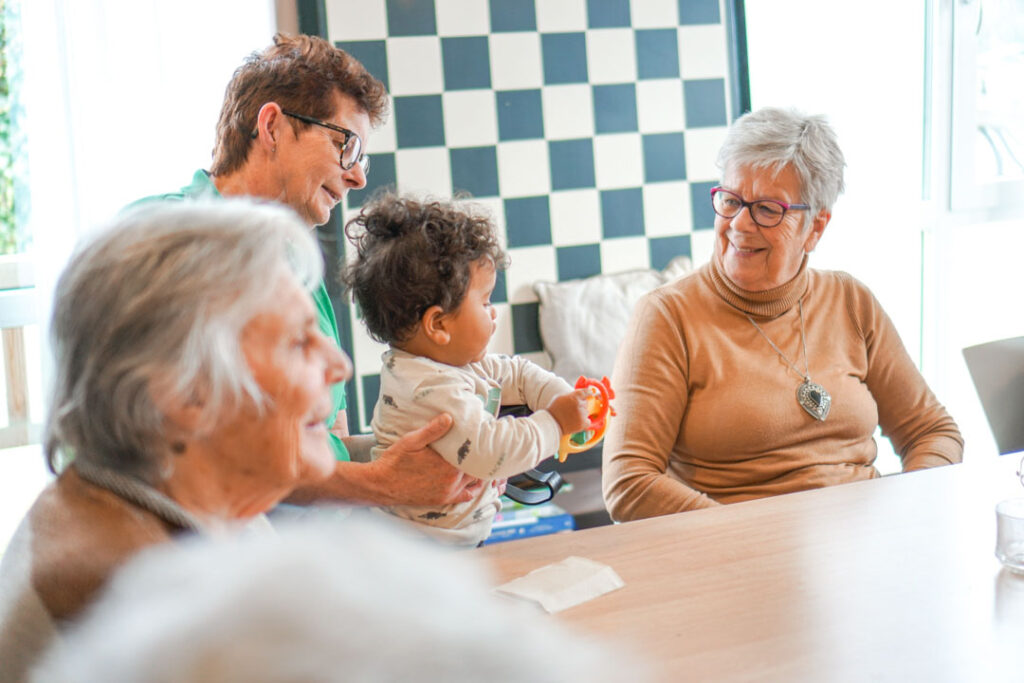 Een bezoek van kinderen aan de kleinschalige woonzorglocatie van Dagelijks Leven voor mensen met dementie