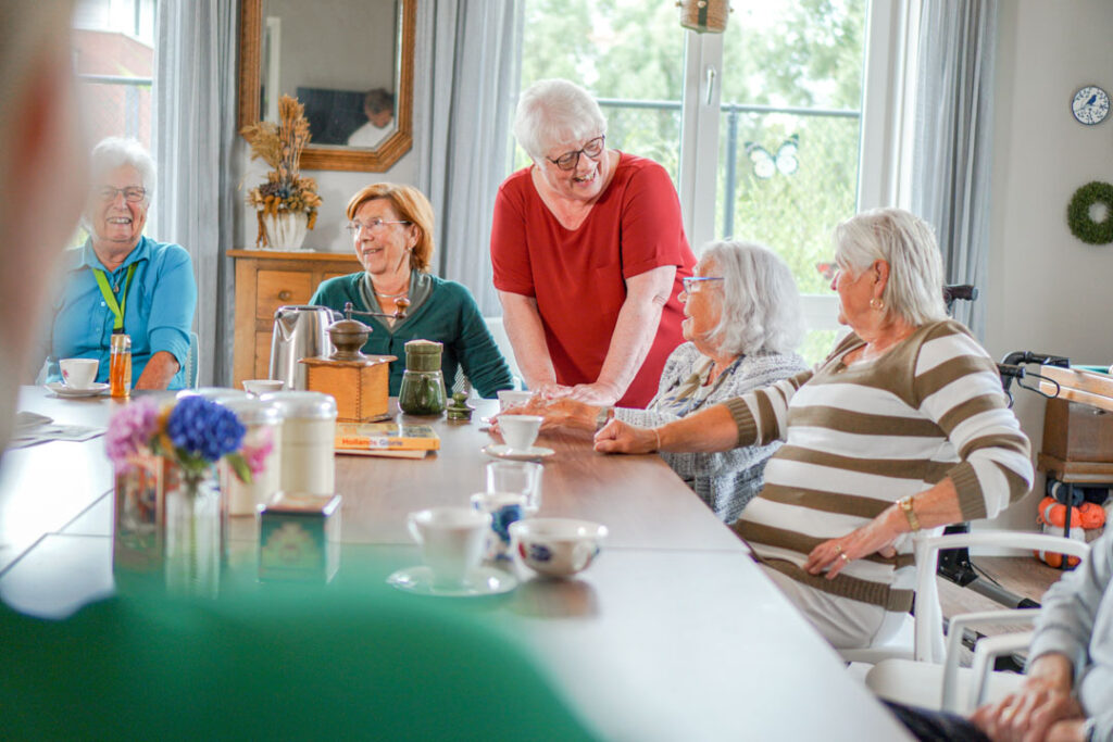 Een koffiemiddag in de woonzorglocatie van Dagelijks Leven voor mensen met dementie