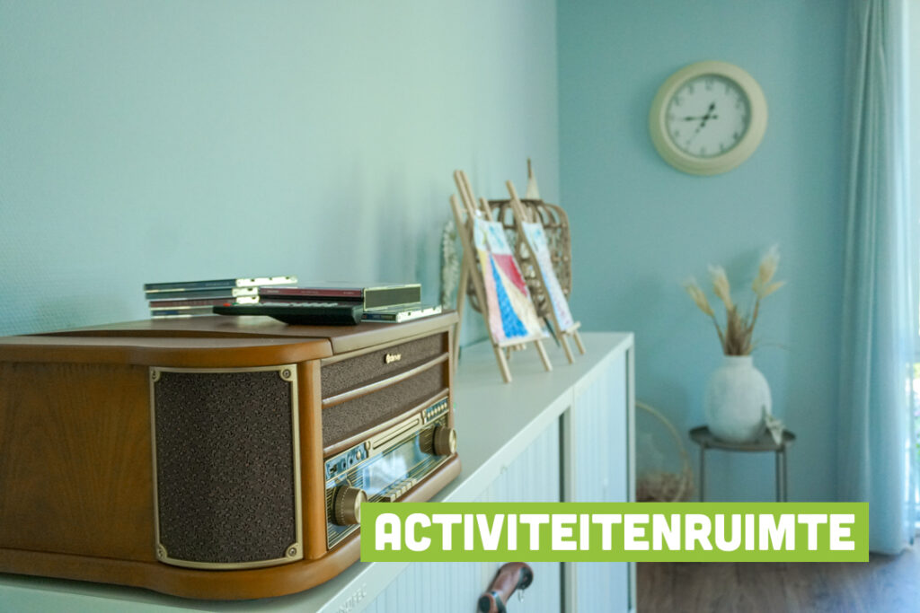Platenspeler in de activiteitenruimte van Het Snijdelhuis