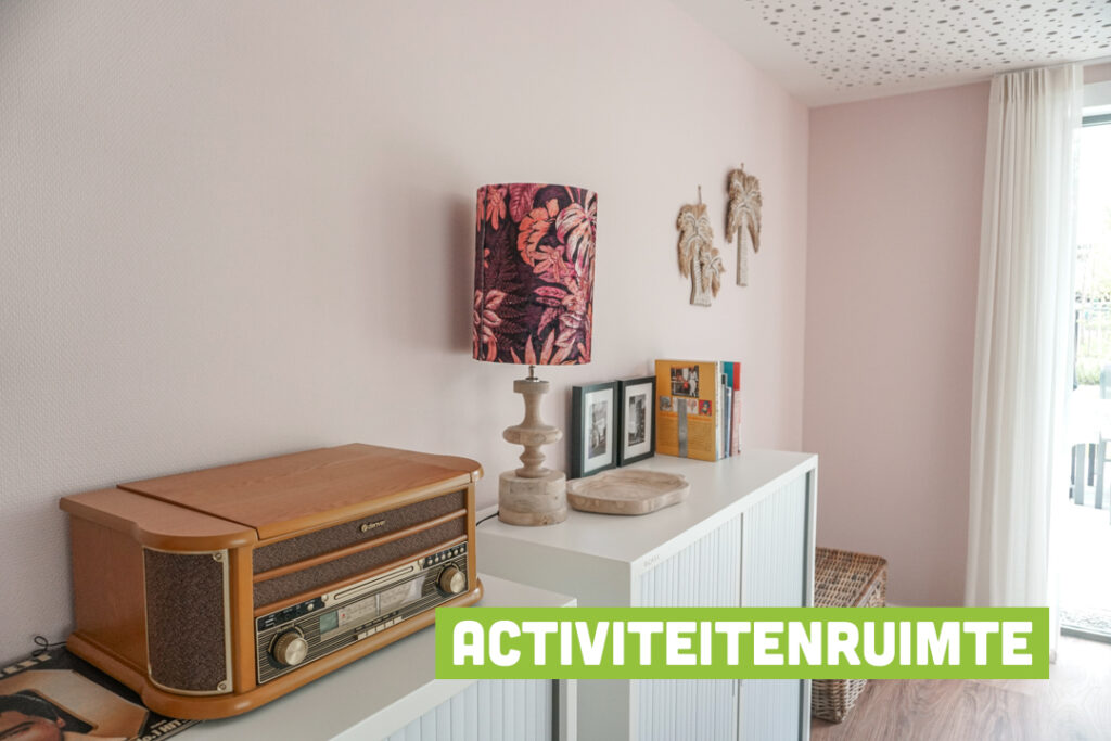 Platenspeler in de activiteitenruimte van Het Ringbaanhuis