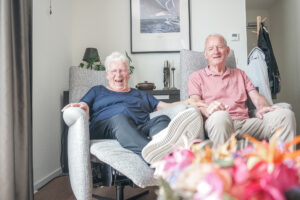 Echtpaar in de echtparenstudio van Het Alterehuis, onzre kleinschalige woonzorglocatie voor mensen met dementie in Halsteren. Demonstratie van de ligstoel. 