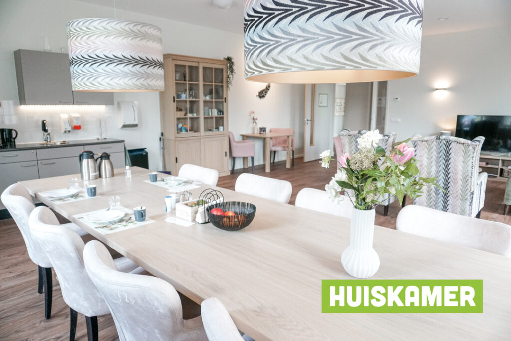 Sfeerimpressie van de huiskamer en tv hoek van Het Ringbaanhuis voor mensen met dementie