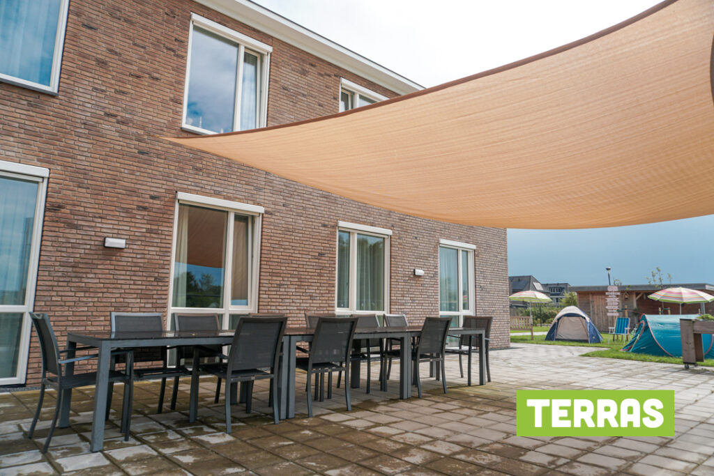 Terras in de tuin van Het Torenforthuis in Culemborg