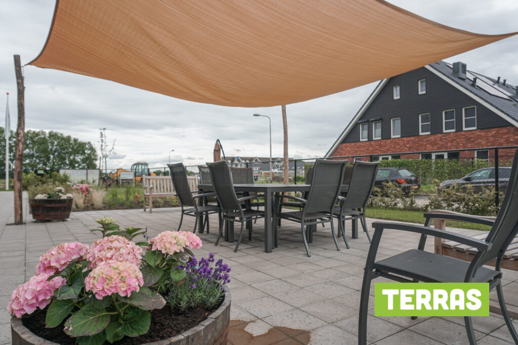 Terras in de tuin van Het Buitenvestehuis in Steenbergen