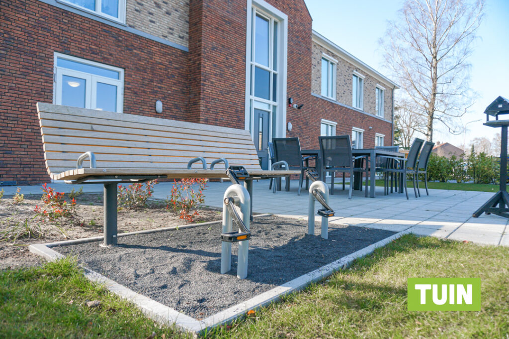 Fietsbakje met terras in de tuin van Het Emmerdennenhuis voor mensen met dementie