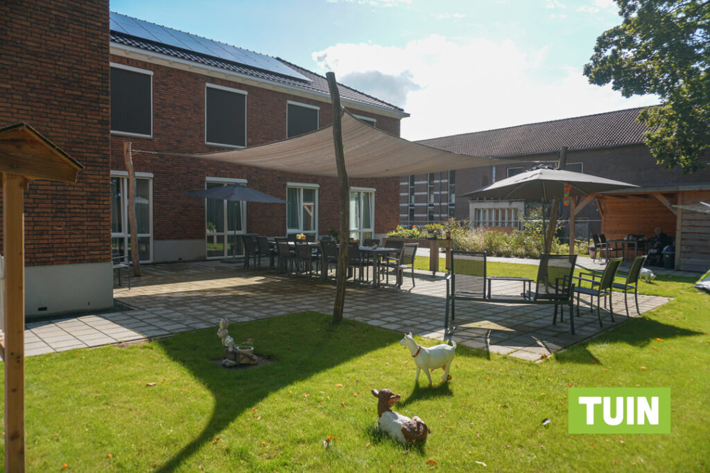 De tuin van Het Mijnwerkershuis met geitjes voor mensen met dementie