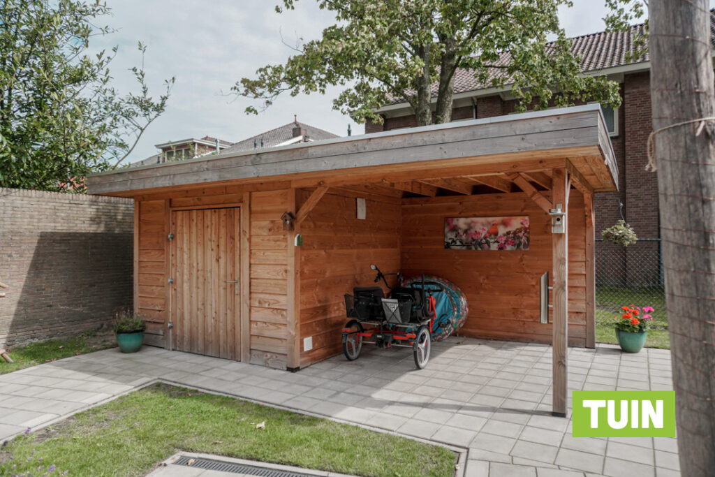 Schuurtje voor de opstalling van de duofiets in de tuin van Het Carmelhuis