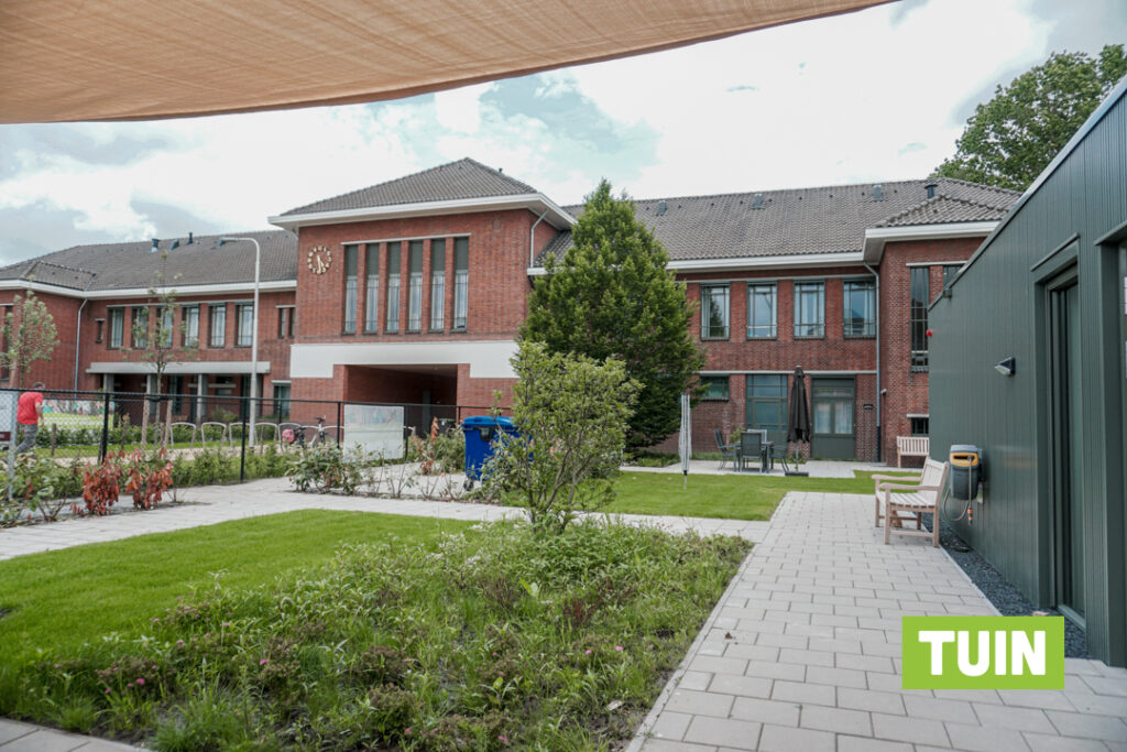 Tuin met op de achtergrond Het Stappegoorhuis voor mensen met dementie